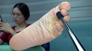 Jiaqi showed her slender soles up close, and I gently tickled her