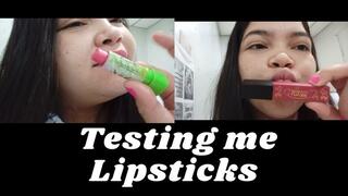 Probando me labial en el trabajo