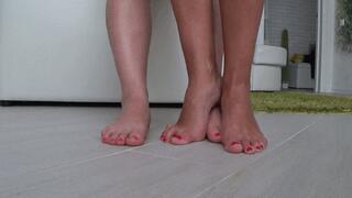 I trample Victorias feet b