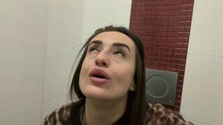 Big seat in public toilet wmv