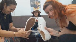 Susu has bad smelly feet, so tickle her feet!