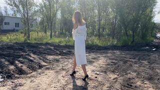 a girl in high heels walks on super dirty ground, so dirty that it's easy to lose your shoes in it (Re-realize)