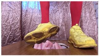 Cosplay 19 yo Balenciaga girl tramples my floor-face (part 1 of 5), flo687x 2160p