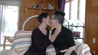 True lesbian kissing (HD)