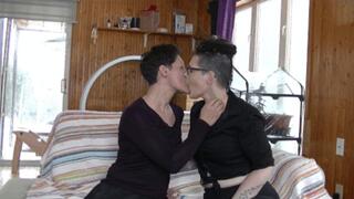 Pure lez kissing (HD)