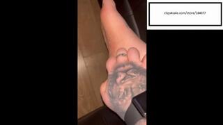 Neonsgirlfriend Close up itching and picking