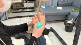 xy291-Chinese girl in jeans is hung up by rope and tickled