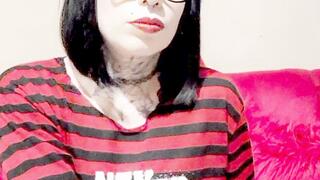 Queen Amy Addams showing off her feet and body