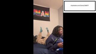 Niauhhh itchy feet playing game