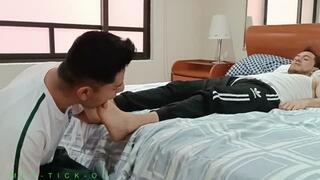 LAMIENDO LOS PIES DEL PROFESOR