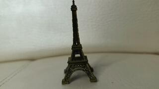 Giant using its soles and pronounced arches to stomp and play with the tower (77)