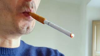 Smoking Muratti Red 100s with wooden holder 100325 4K