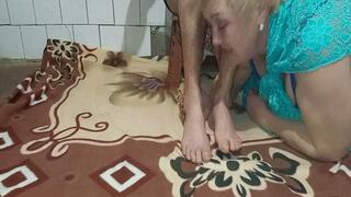 Bad housewife sniffs her husband's feet MP4